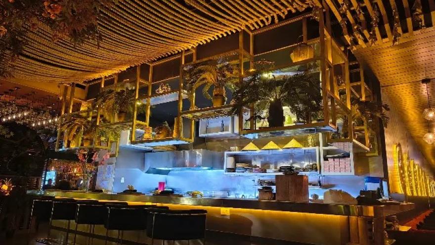 Interior de Seratta Gourmand Market con barra abierta, cocina a la vista, iluminación cálida y decoración sofisticada.