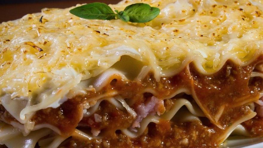 Lasaña artesanal de Italia Artesana, cubierta con queso gratinado y salsa de tomate.
