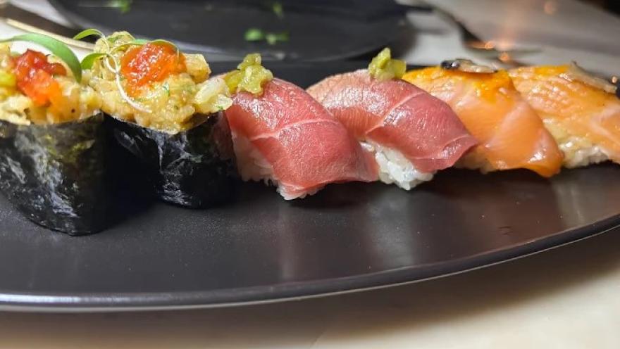 Selección de sushi con nigiris de atún y salmón, además de preparaciones con ingredientes frescos.